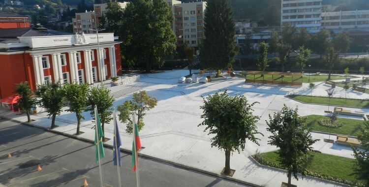 В Мадан посрещат Първа пролет с дефиле в народни носии
