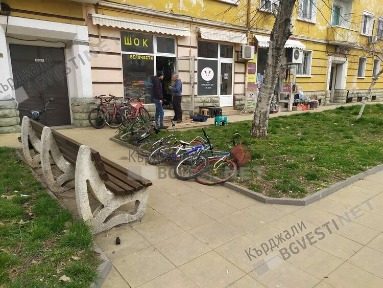 С настъпването на пролетта извадихме велосипедите, проблемът е липсата на велоалеи