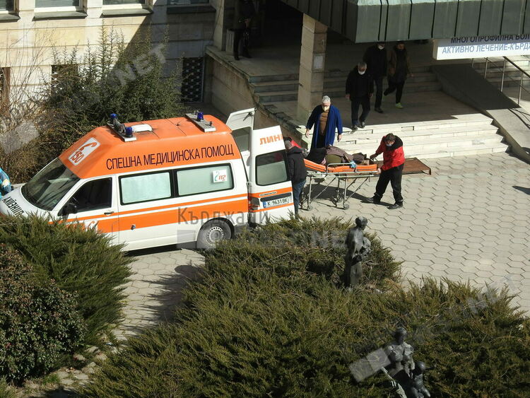  Жена получи гърч в Поликлиниката, спешни медици я отведоха в болницата/снимки/