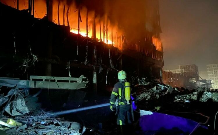 Войната, ден 25: Ракетен удар по мол в Киев. Ликвидираха Човекояда. Затрупани под училище в Мариупол