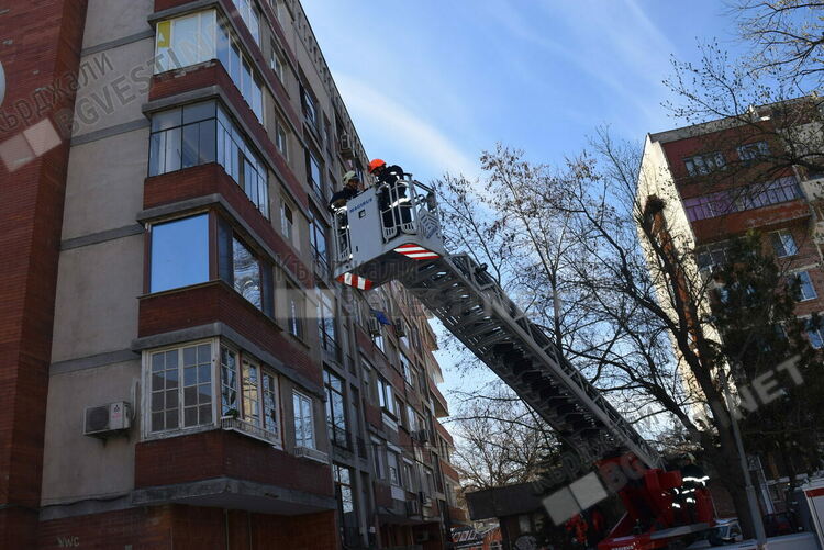 Огнеборци евакуираха 8 души при пожар в апартамент в Кърджали