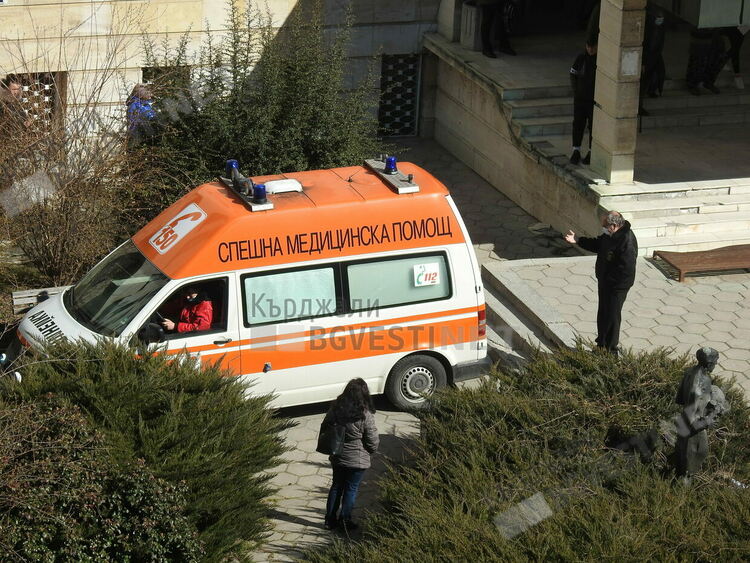  Жена получи гърч в Поликлиниката, спешни медици я отведоха в болницата/снимки/