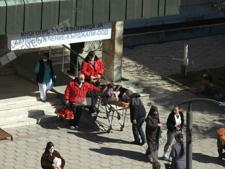  Жена получи гърч в Поликлиниката, спешни медици я отведоха в болницата/снимки/