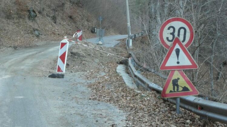Започнаха подготвителни работи за ремонт на пропадналия път за село Кладница