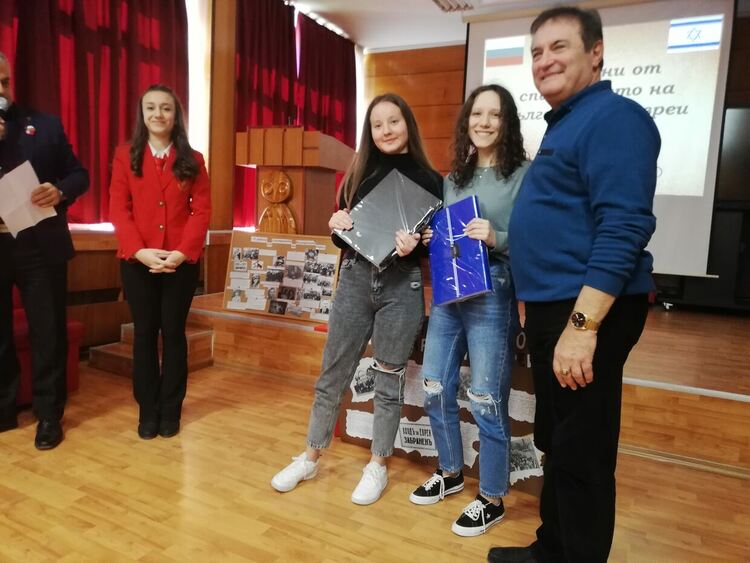 В „Славейков“ наградиха победителите в конкурса „Холокост – никога повече“