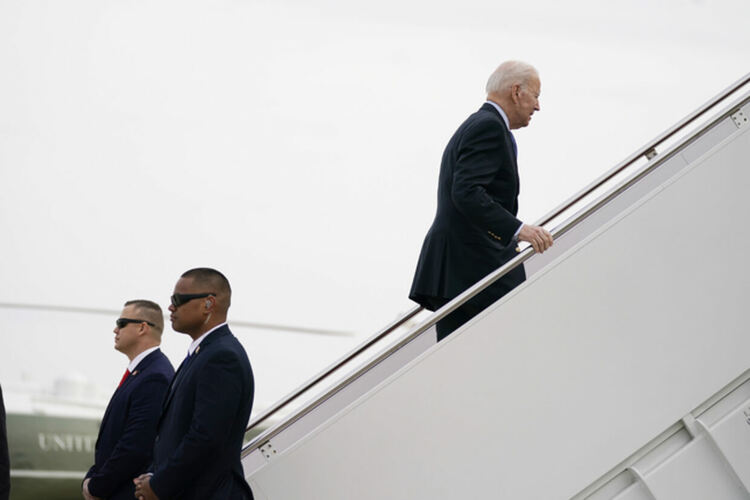 Съществува "реална заплаха" от руска химическа атака, заяви Байдън на път за Европа