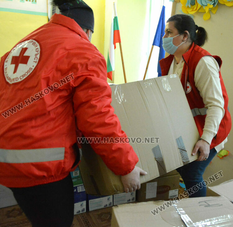 Учениците от Хасковска област изпращат помощ към децата в Украйна