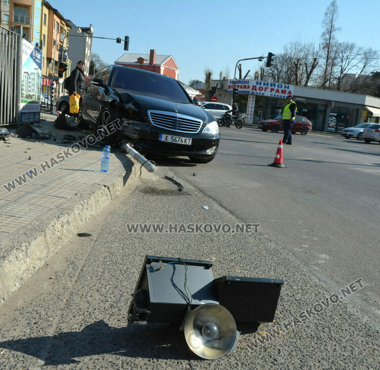 Жена пострада при катастрофа до Зеленчуковия пазар