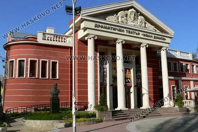 В деня на театъра изложба на плакати и детско представление в Хасково