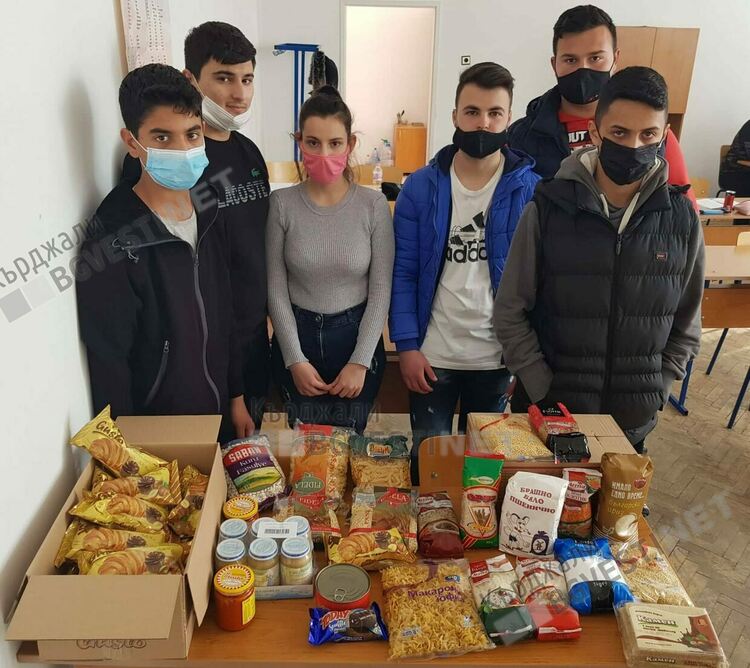 Учениците от ПГ по селско стопанство с дарение за своите връстници от Украйна