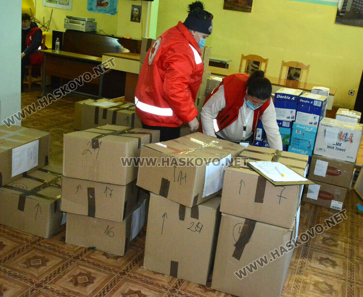 Учениците от Хасковска област изпращат помощ към децата в Украйна