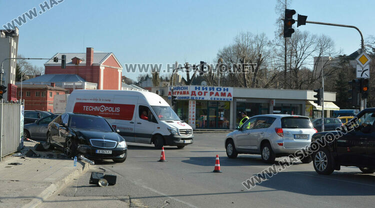 Жена пострада при катастрофа до Зеленчуковия пазар