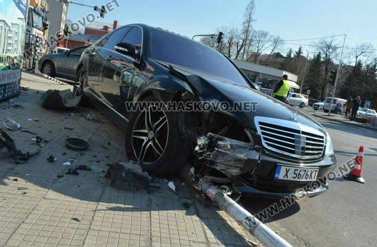 Жена пострада при катастрофа до Зеленчуковия пазар