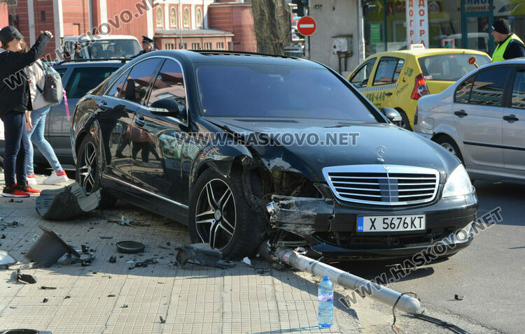 Жена пострада при катастрофа до Зеленчуковия пазар