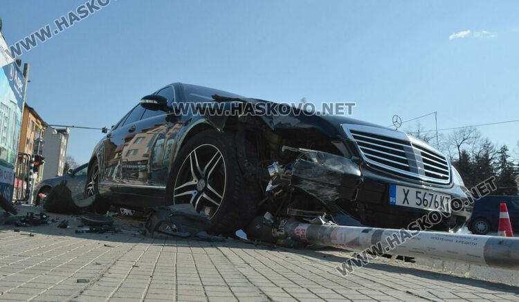 Жена пострада при катастрофа до Зеленчуковия пазар