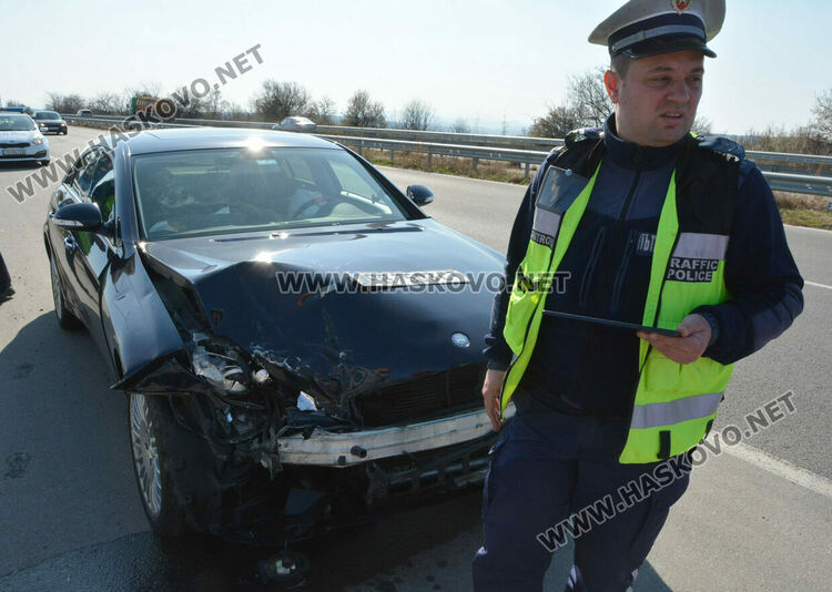 Мерцедес и Фолксваген се разбиха по пътя от Хасково към Димитровград