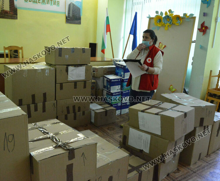 Учениците от Хасковска област изпращат помощ към децата в Украйна