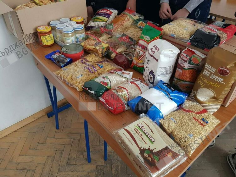 Учениците от ПГ по селско стопанство с дарение за своите връстници от Украйна