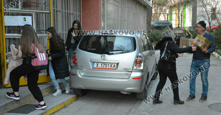 Учениците от Хасковска област изпращат помощ към децата в Украйна