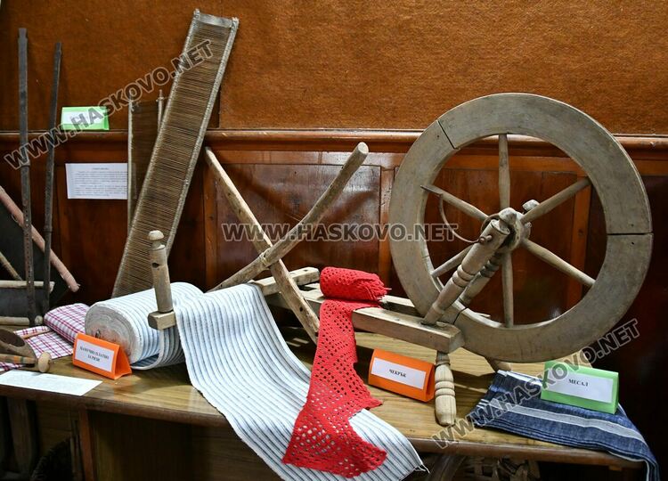 В битов кът показват мънистени колани, изработени от затворници