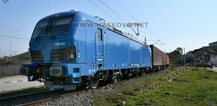 Товарен влак блъсна кола на неохраняем жп прелез