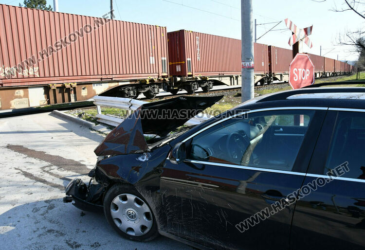 Товарен влак блъсна кола на неохраняем жп прелез