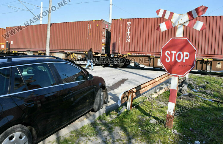 Товарен влак блъсна кола на неохраняем жп прелез