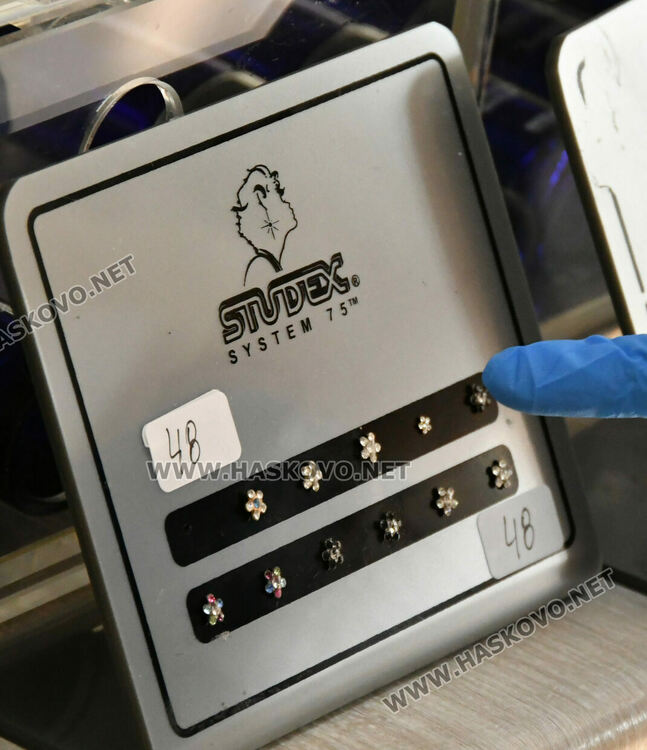 Малките момиченца с "усмивки" на ушенцата на Благовещение