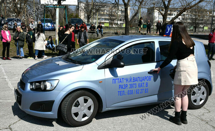Младежи от пет държави засадиха плодни дръвчета в Хасково на Благовещение