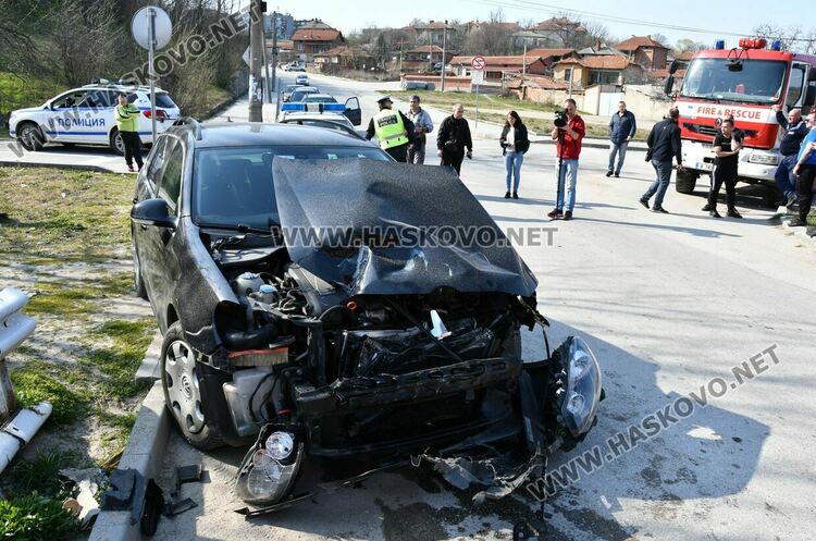 Товарен влак блъсна кола на неохраняем жп прелез