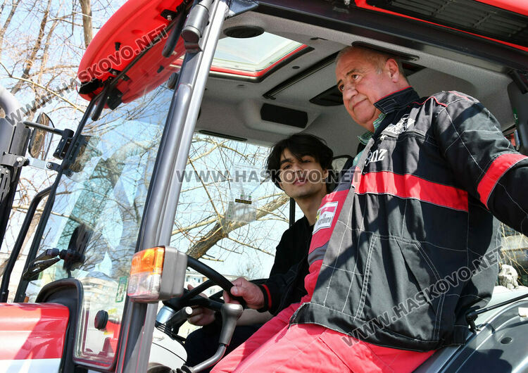 Младежи от пет държави засадиха плодни дръвчета в Хасково на Благовещение