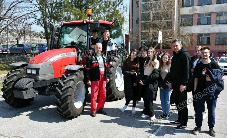 Младежи от пет държави засадиха плодни дръвчета в Хасково на Благовещение