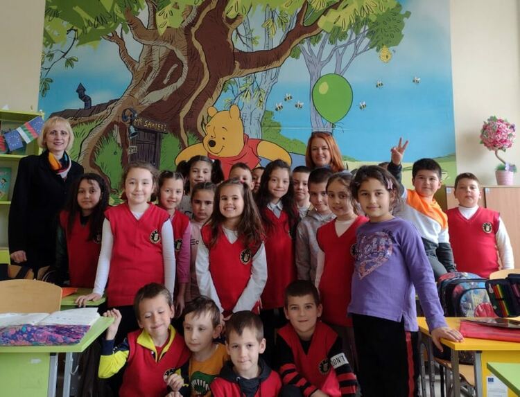 Пролетта срещна Госпожа Библиотека със славейковци