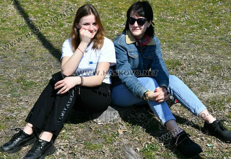 Младежи от пет държави засадиха плодни дръвчета в Хасково на Благовещение