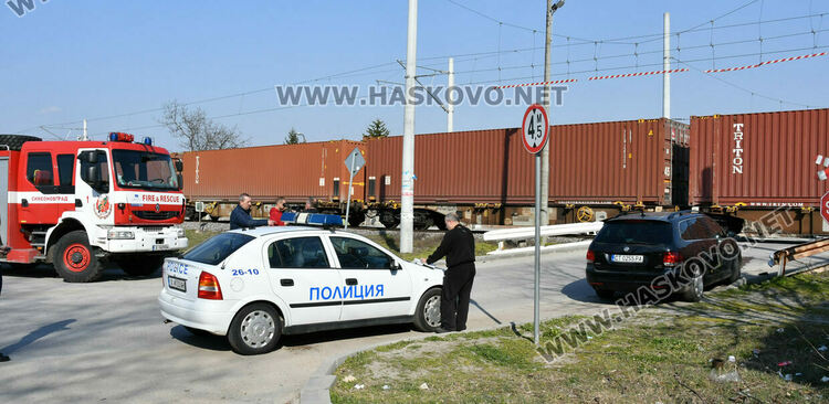 Товарен влак блъсна кола на неохраняем жп прелез