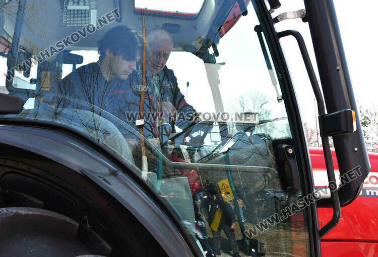 Младежи от пет държави засадиха плодни дръвчета в Хасково на Благовещение