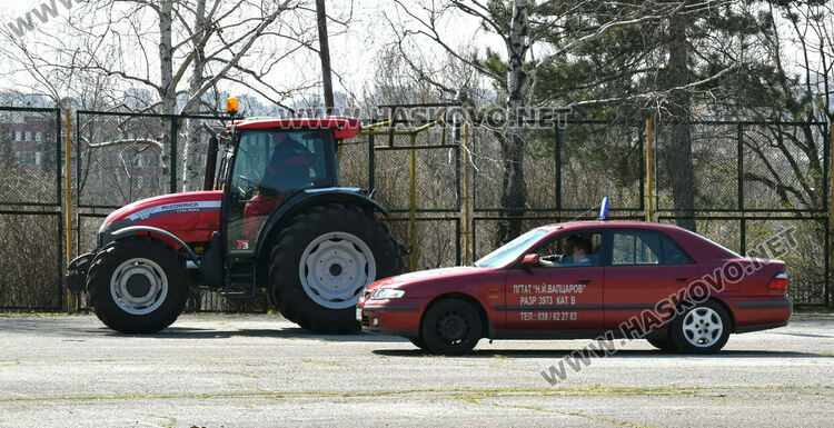 Младежи от пет държави засадиха плодни дръвчета в Хасково на Благовещение