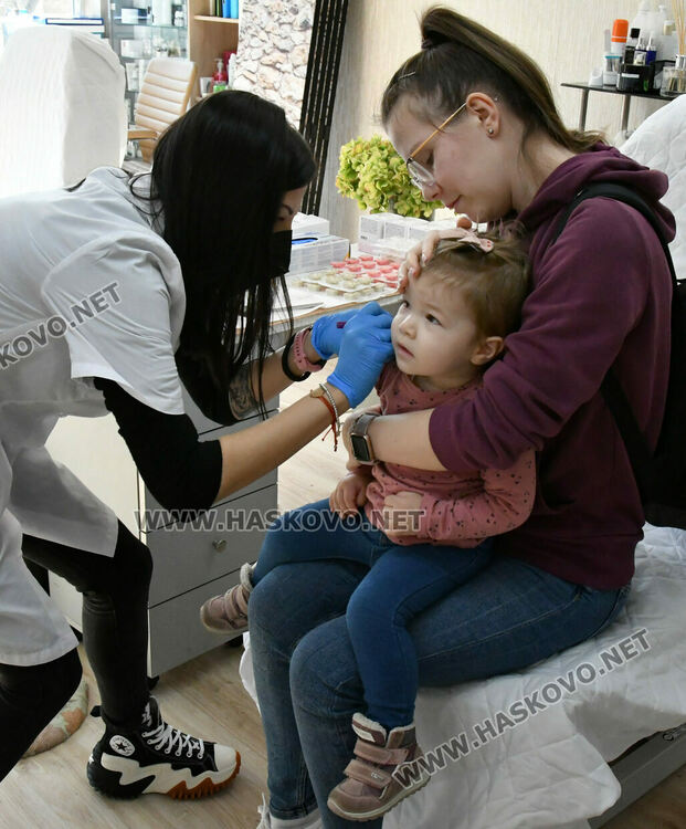 Малките момиченца с "усмивки" на ушенцата на Благовещение