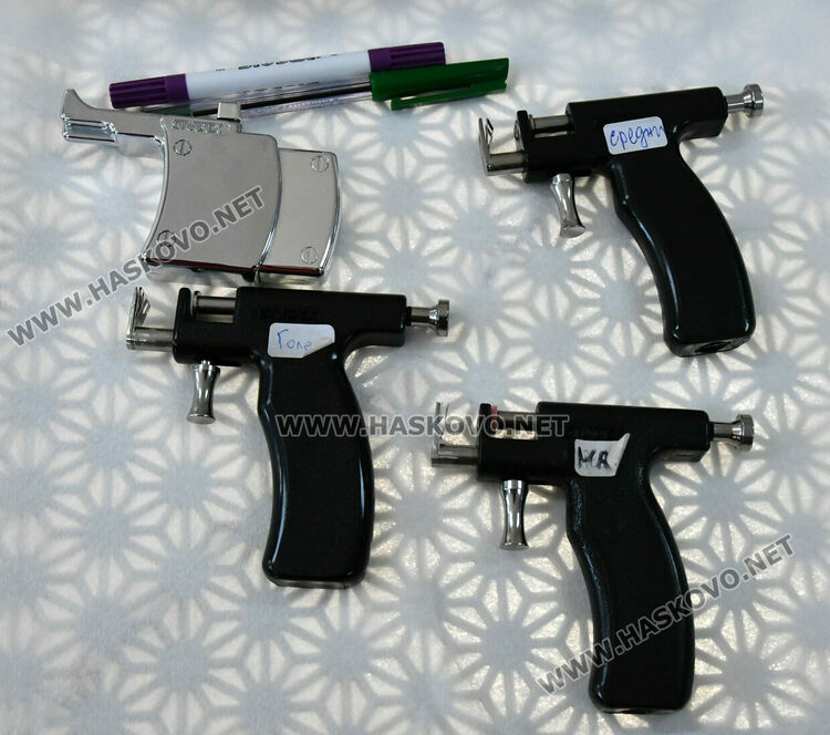 Малките момиченца с "усмивки" на ушенцата на Благовещение