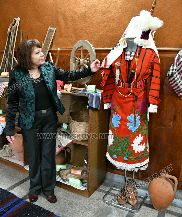 В битов кът показват мънистени колани, изработени от затворници