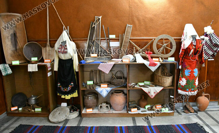 В битов кът показват мънистени колани, изработени от затворници