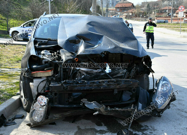 Товарен влак блъсна кола на неохраняем жп прелез