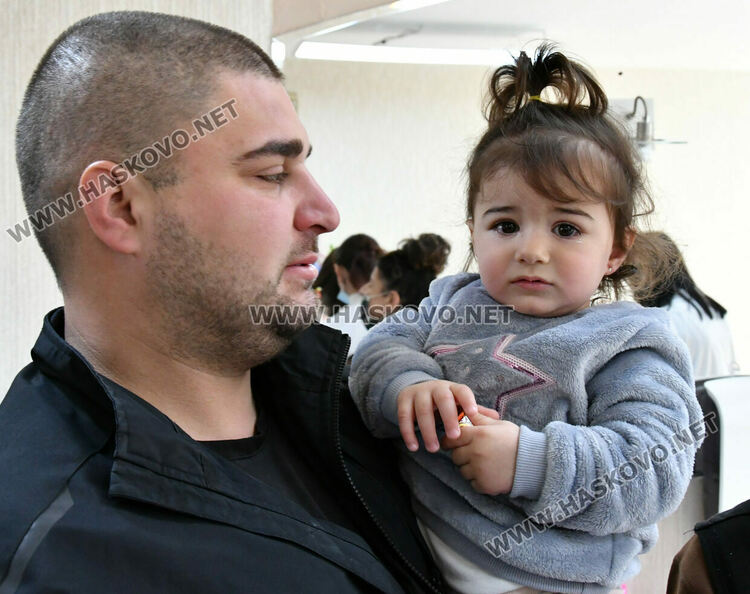 Малките момиченца с "усмивки" на ушенцата на Благовещение