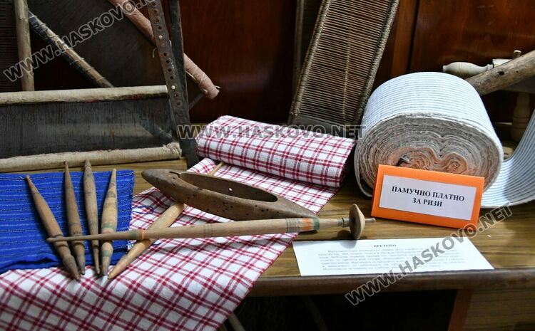 В битов кът показват мънистени колани, изработени от затворници