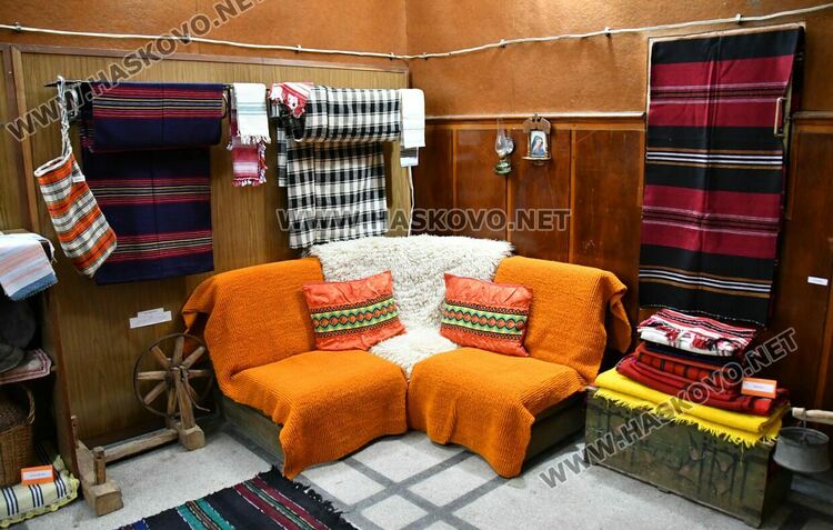 В битов кът показват мънистени колани, изработени от затворници