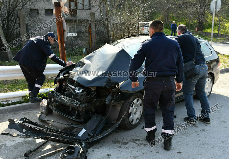 Товарен влак блъсна кола на неохраняем жп прелез