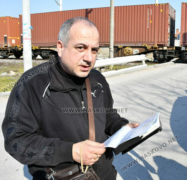 Товарен влак блъсна кола на неохраняем жп прелез