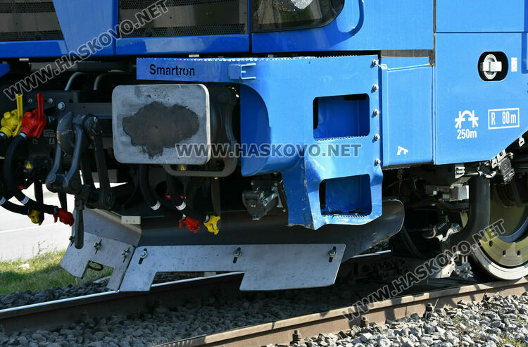 Товарен влак блъсна кола на неохраняем жп прелез