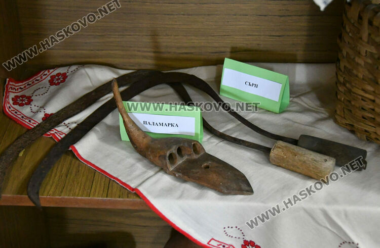 В битов кът показват мънистени колани, изработени от затворници