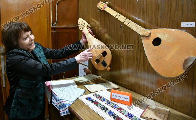 В битов кът показват мънистени колани, изработени от затворници